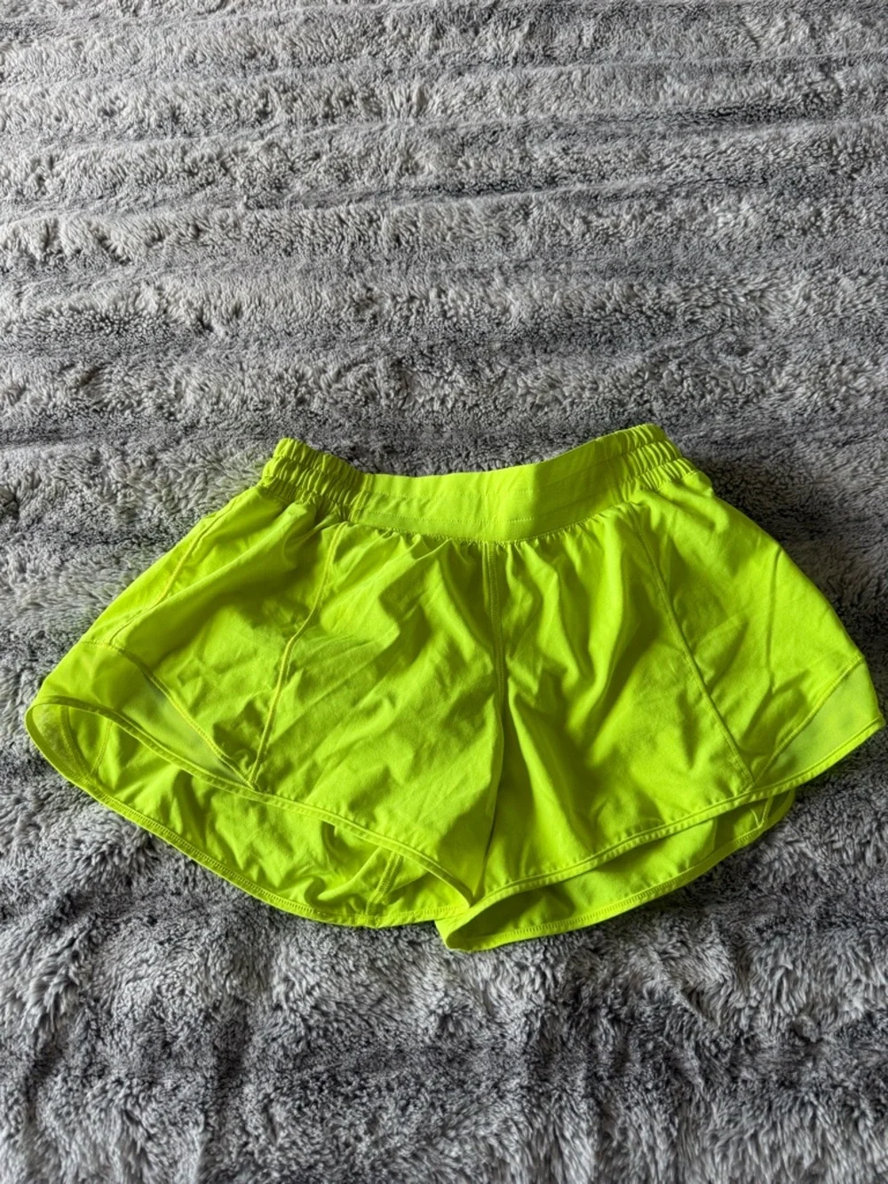 Lululemon highlight Yellow-Green Hotty hot Shorts - Picture 1 of 3